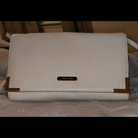 Michael Kors Handbags - Michael Kors Large clutch